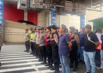 Personel Polresta Manado dengan sigap melaksanakan tugas pengamanan di Pelataran Belakang Mega Mall Kompleks Kawasan Mega Mas, Kecamatan Wenang. Mereka menjaga kelancaran acara “Road To Festival Ekonomi Syariah (Fesyar) Sulawesi Utara 2024” yang berlangsung di tempat tersebut.