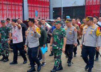 Kapolresta Manado, Kombes Pol Julianto Sirait, bersama Kapolda Sulawesi Utara, Irjen Pol Yudhiawan, dan Forkopimda Propinsi Sulawesi Utara melakukan inspeksi mendadak (sidak) terhadap harga bahan pokok penting menjelang Hari Raya Idul Fitri tahun 2024. Sidak ini dilaksanakan di Pasar Perum Bersehati Hebat, yang terletak di Kelurahan Calaca, Sabtu (06/4/2024).