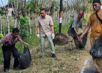 Pj Wali Kota Sabang Reza Fahlevi turun langsung memantau dan turut ikut melakukan kegiatan pembersihan bersama petugas kebersihan dari Dinas Lingkungan Hidup dan Kebersihan (DLHK) Kota Sabang.