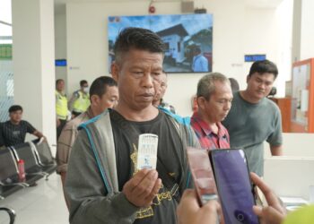 TES URINE: Para supir bus angkutan lebaran 2024 mendapat giliran tes urine di Posko Pengamanan Lebaran Terminal Amplas, Minggu (7/4/2024). (Foto Dok/ Polda Sumut)