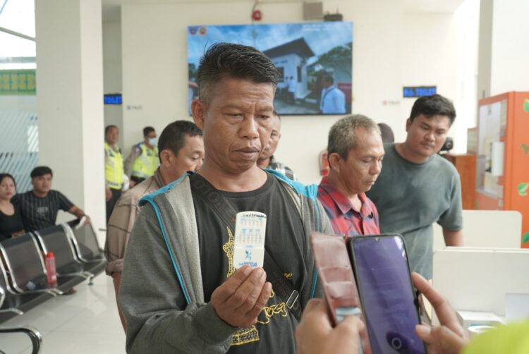TES URINE: Para supir bus angkutan lebaran 2024 mendapat giliran tes urine di Posko Pengamanan Lebaran Terminal Amplas, Minggu (7/4/2024). (Foto Dok/ Polda Sumut)