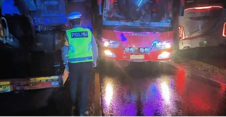 Dirlantas Polda Sumsel saat terjun langsung ke lapangan untuk menindak lanjuti laporan dari masyarakat terkait adanya kepadatan ramai kendaraan saat berlalu lintas yang mengakibatkan kemacetan yang sangat mengganggu kenyamanan masyarakat terutama KM 52 jalan raya Betung Banyuasin menuju Provinsi Jambi.