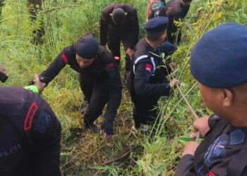 EVAKUASI: Personel SAR Brimob Polda Sumut berhasil mengevakuasi WNA yang hilang di Kawasan Obyek Wisata Air Terjun Sipiso Piso, Kecamatan Merek, Kabupaten Tanah Karo, Sumatra Utara, Minggu (7/4/2024). (Foto Dok/ Polda Sumut)