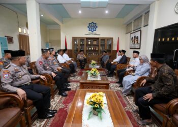 SILATURAHMI: Kapolda Sumut, Irjen Pol Agung Setya Imam Effendi bersilaturahmi dengan pengurus Pondok Pesantren Ar-Raudhlatul Hasanah di Jalan Setia Budi, Simpang Selayang, Kecamatan Medan Sunggal, Minggu (7/4/2024) sore. (Foto Dok/Polda Sumut)
