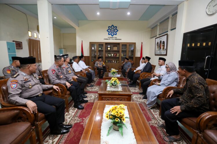 SILATURAHMI: Kapolda Sumut, Irjen Pol Agung Setya Imam Effendi bersilaturahmi dengan pengurus Pondok Pesantren Ar-Raudhlatul Hasanah di Jalan Setia Budi, Simpang Selayang, Kecamatan Medan Sunggal, Minggu (7/4/2024) sore. (Foto Dok/Polda Sumut)