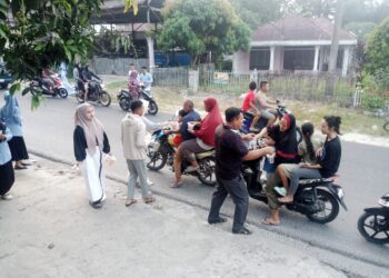 Tampak para anggota DPK BKPRMI memabagikan takjil (minggu 7/04/2024) kepada para pengendara yang melintasi jalan besar Tanah Jawa - Siantar tepat di depan rumah Pangulu Nagori Balimbingan Kecamatan Tanah Jawa Kabupaten Simalungun.