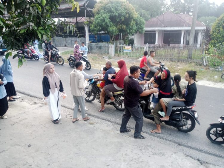 Tampak para anggota DPK BKPRMI memabagikan takjil (minggu 7/04/2024) kepada para pengendara yang melintasi jalan besar Tanah Jawa - Siantar tepat di depan rumah Pangulu Nagori Balimbingan Kecamatan Tanah Jawa Kabupaten Simalungun.
