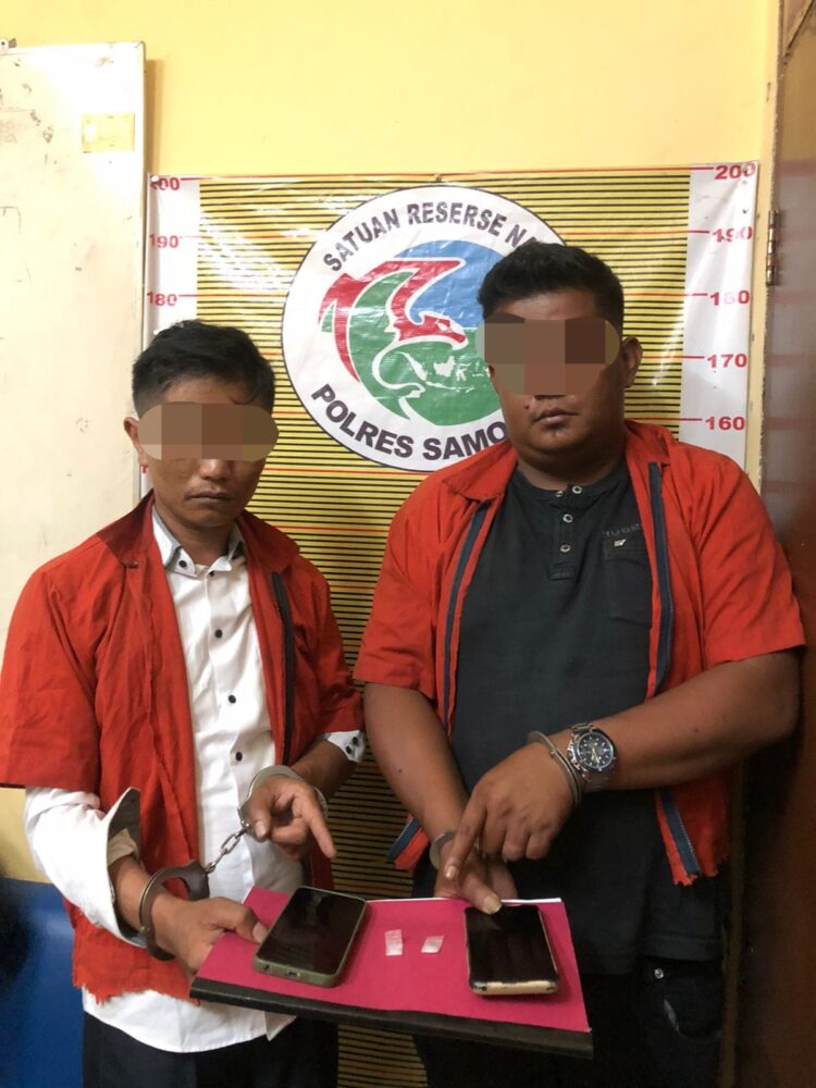Pelaku yang berhasil diamankan adalah JB (36), seorang petani, dan BG (32), seorang sopir. Dari JB petugas menemukan barang bukti berupa plastik klip kecil yang diduga berisikan sabu seberat 0,30 gram dan dari Kediaman BG ditemukan 0,30 gram serta dua unit handphone diamankan.