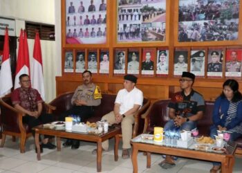 Kapolres Dairi AKBP Agus Bahari, P.A., SIK, SH, M.Si gelar berbuka puasa bersama dengan personil Polres Dairi yang melaksanakan tugas piket dalam rangka bulan suci ramadhan 1445 H / Tahun 2024, bertempat di Lobby Gedung Utama Polres Dairi, Jalan Sisingamangaraja No 08 Sidikalang Kecamatan Sidikalang Kabupaten Dairi. Minggu (07/04/2024).