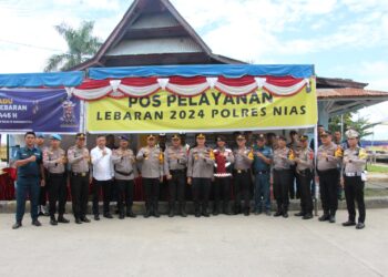 Kapolres Nias AKBP Revi Nurvelani, SH.S.IK.MH di dampingi ketua cabang Bhayangkari Nias Ny. Rani Ravi, dan Wakapolres Nias Kompol SK. Harefa, beserta PJU dan Bhayangkari, kunjungi pos pelayanan pengamanan terpadu operasi ketupat toba 2024 di Wilayah Hukum Polres Nias, senin 08/04/2024.