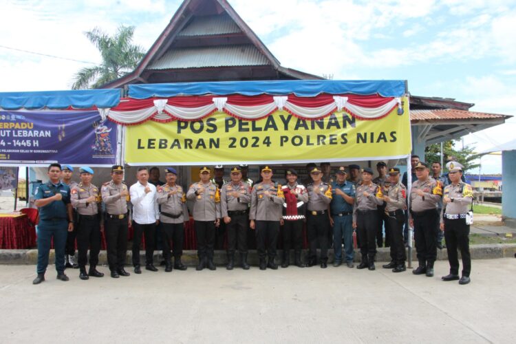 Kapolres Nias AKBP Revi Nurvelani, SH.S.IK.MH di dampingi ketua cabang Bhayangkari Nias Ny. Rani Ravi, dan Wakapolres Nias Kompol SK. Harefa, beserta PJU dan Bhayangkari, kunjungi pos pelayanan pengamanan terpadu operasi ketupat toba 2024 di Wilayah Hukum Polres Nias, senin 08/04/2024.