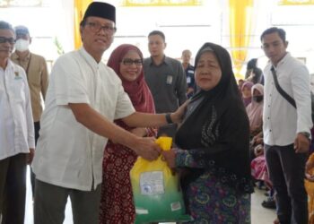 Pj. Bupati OKI, Asmar Wijaya didampingi Pj. Ketua TP PKK, Sukmawati Asmar memberikan bantuan secara simbolis kemudian dilanjutkan penukaran secara tertib dan kondusif.