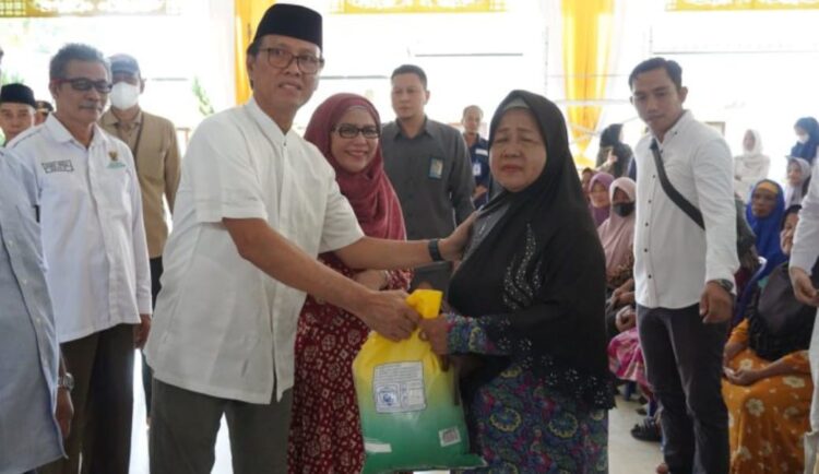 Pj. Bupati OKI, Asmar Wijaya didampingi Pj. Ketua TP PKK, Sukmawati Asmar memberikan bantuan secara simbolis kemudian dilanjutkan penukaran secara tertib dan kondusif.