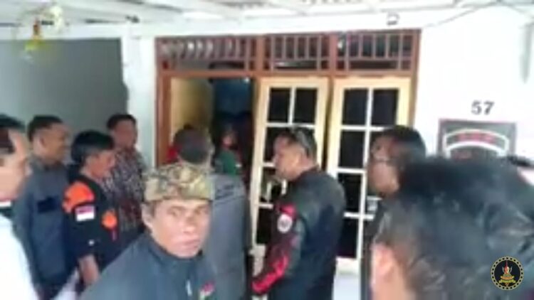 Ormas dan LSM di antaranya Pemuda Pancasila (PP), Lindu Aji, PSHT, Sanga Langit, GMBI, BPPI, GAB, LIN, Media Group dan Sekber Insan Pers Jawa Tengah (IPJT) DPC Purbalingga, mendatangi kantor PT ANUGERAH CITA PRASADA yang beralamat di perumahan Puspa asri no 13, Karangrau RT 05/03 Kecamatan Sokaraja Kabupaten Banyumas untuk melakukan mediasi dan meminta klarifikasi dari pihak Debt Collector (DC).