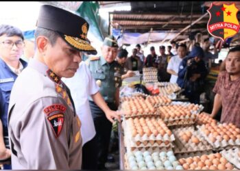 Kapolda Sulsel mendampingi PJ Gubernur Sulsel Bachtiar Baharuddin bersama dengan Pangdam XIV/Hsn Mayjen Boby Rinal M. Adapun Maksud dan tujuannya Adalah untuk mengecek harga – harga dan ketersediaan Kebutuhan bahan pokok menjelang lebaran Idul Fitri.