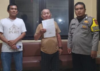 Bhabinkamtibmas (Bhabinkamtibmas) dari Polsek Malalayang terlibat aktif dalam menangani permasalahan keluarga yang berpotensi mengarah pada tindakan kenakalan remaja di Kelurahan Malalayang Satu, Lingkungan VII, Kecamatan Malalayang, Minggu (7/4/2024).