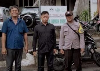 “Paja Somat” di sebuah gereja setempat. Paja Somat merupakan singkatan dari Patroli Jaga dan Sosialisasi Masyarakat, sebuah upaya yang dilakukan oleh kepolisian untuk mendekatkan diri dengan masyarakat dan menjaga keamanan bersama-sama, Minggu (7/4/2024).