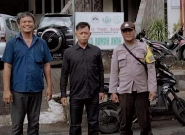 “Paja Somat” di sebuah gereja setempat. Paja Somat merupakan singkatan dari Patroli Jaga dan Sosialisasi Masyarakat, sebuah upaya yang dilakukan oleh kepolisian untuk mendekatkan diri dengan masyarakat dan menjaga keamanan bersama-sama, Minggu (7/4/2024).