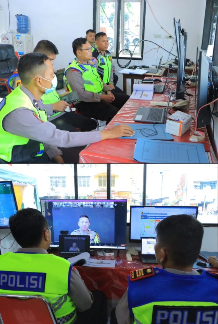 Kapolres Labuhanbatu AKBP Dr Bernhard L. Malau, SIK, MH ikuti zoom meeting Kapolda Sumut Irjen Pol Agung Setya Imam Effendi. Kapolres Labuhanbatu mengikuti zoom dari Pos Pam 2 Aek Kanopan Kec. Kualuh Hulu Kab. Labura bersama Kapolsek Kualuh Hulu, Kasi Propam, Kanit Reg Indent bersama personil di Pos Pam.