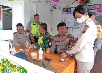 PERIKSA KESEHATAN: Tim medis diturunkan memeriksa kesehatan personel dan masyarakat yang membutuhkan selama masa mudik lebaran 2024. (Foto Dok/ Polda Sumut)