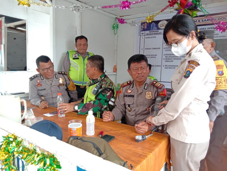 PERIKSA KESEHATAN: Tim medis diturunkan memeriksa kesehatan personel dan masyarakat yang membutuhkan selama masa mudik lebaran 2024. (Foto Dok/ Polda Sumut)