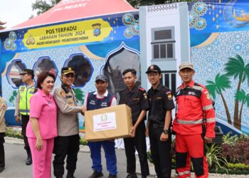 BERI BANTUAN: Kapolrestabes Medan Kombes Pol Teddy Marbun memberikan bantuan kepada personel Pospam di wilayah hukum Polrestabes, Senin (8/4/2024).(Foto Dok/Polrestabes)