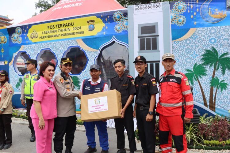 BERI BANTUAN: Kapolrestabes Medan Kombes Pol Teddy Marbun memberikan bantuan kepada personel Pospam di wilayah hukum Polrestabes, Senin (8/4/2024).(Foto Dok/Polrestabes)