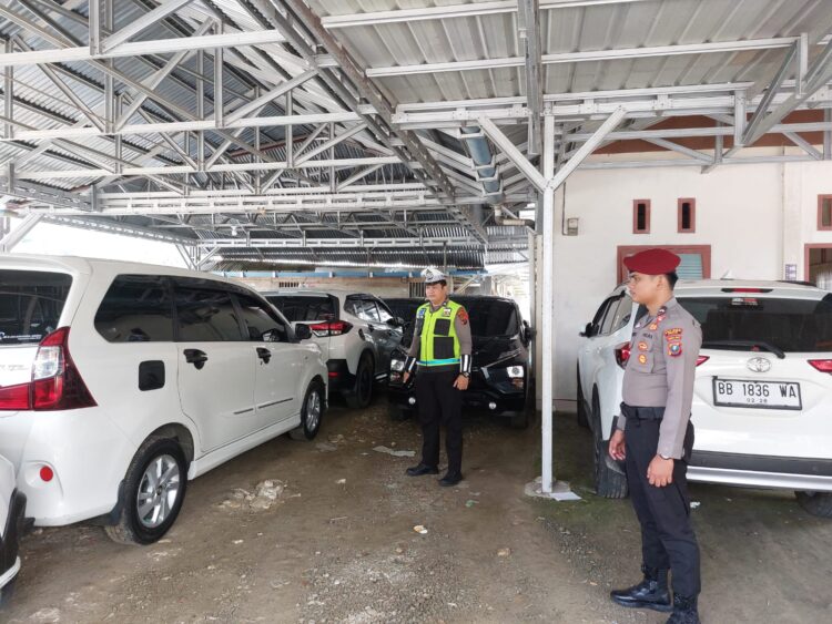 Personil Polres Nias di bawah pimpinan Kanit IV Sat Reskrim Polres Nias, Ipda Aman P. Harefa, melaksanakan patroli rutin di Desa Binaka Gunungsitoli Idanoi Kota Gunungsitoli. Dalam patroli tersebut, mereka juga melakukan pengecekan lokasi penitipan mobil untuk memastikan keamanan dan mencegah tindak kriminal. Selasa 09/04/2024.