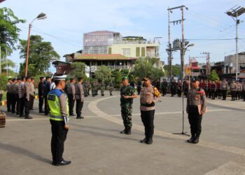 Polres Nias melaksanakan apel gelar pasukan pengamanan untuk memastikan keamanan dan ketertiban selama perayaan tersebut berlangsung. Dalam apel tersebut, petugas diberikan arahan dan instruksi terkait tugas-tugas mereka serta penggunaan peralatan pengamanan yang diperlukan. Selasa 09/04/2024.