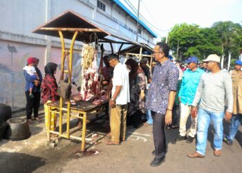Pj Wali Kota Sabang Reza Fahlevi turun langsung untuk memastikan pelaksanaan meugang tersebut berjalan dengan lancar.