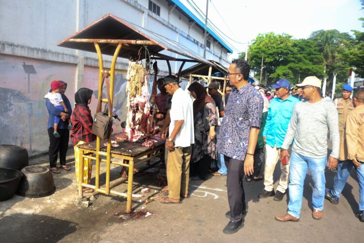 Pj Wali Kota Sabang Reza Fahlevi turun langsung untuk memastikan pelaksanaan meugang tersebut berjalan dengan lancar.