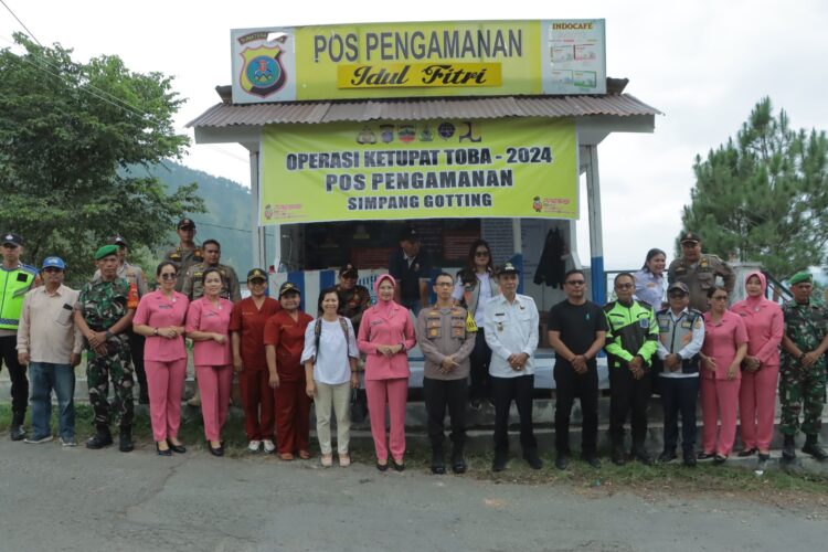 Forkopimda Kabupaten Samosir melaksanakan kegiatan pemantauan di Pos Pengamanan, Pos Pelayanan, dan Pos Terpadu Ops Ketupat Toba 2024 Polres Samosir. Hal tersebut juga didampingi oleh Bhayangkari Cabang Samosir. Selasa (09/04/2024).