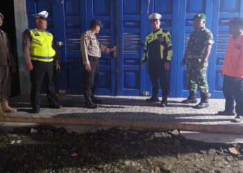 PANTAU: Personel polisi memantau rumah yang ditinggal mudik lebaran (Foto Dok/ Polda Sumut)