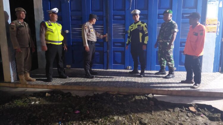 PANTAU: Personel polisi memantau rumah yang ditinggal mudik lebaran (Foto Dok/ Polda Sumut)