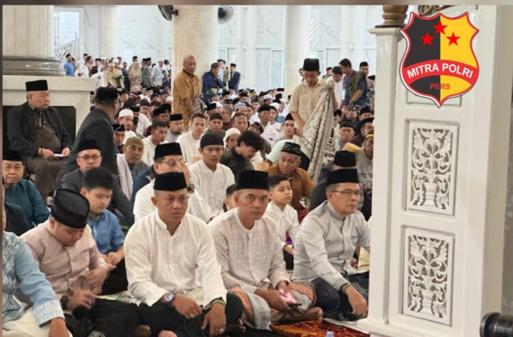 Wakapolres Gowa Kompol Gani, S.H, M.H, bersama dengan para Pejabat Utama Polres Gowa, Forkopimda, dan masyarakat setempat, merayakan Hari Raya Idul Fitri 1 Syawal 1445 H/2024 dengan melaksanakan Shalat Id di Masjid Agung Syekh Yusuf Sungguminasa Kecamatan Somba Opu Kabupaten Gowa, Rabu (10/04/2024).