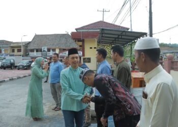 Kapolres Samosir AKBP Yogie Hardiman, S.H.,S.I.K.,M.H, beserta Ketua Bhayangkari Cabang Samosir Ny Widia Hardiman, menggelar acara Halal Bihalal sebagai bagian dari perayaan Idul Fitri 1445 H / 2024. Acara berlangsung di Selasar Polres Samosir, Jalan Danau Toba, Kelurahan Pasar Pangururan, Kecamatan Pangururan, Kabupaten Samosir. Rabu (10/04/2024).