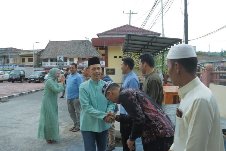 Kapolres Samosir AKBP Yogie Hardiman, S.H.,S.I.K.,M.H, beserta Ketua Bhayangkari Cabang Samosir Ny Widia Hardiman, menggelar acara Halal Bihalal sebagai bagian dari perayaan Idul Fitri 1445 H / 2024. Acara berlangsung di Selasar Polres Samosir, Jalan Danau Toba, Kelurahan Pasar Pangururan, Kecamatan Pangururan, Kabupaten Samosir. Rabu (10/04/2024).