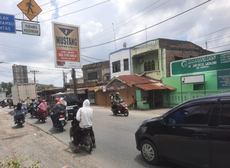 LANCAR : Arus lalu lintas di Jalan Lintas Umum Kabupaten Sergai masih lancar meski volume kendaraam yangelintas cuku ramai, Kamis (11/4/2024). (Foto Dok/ Polres)