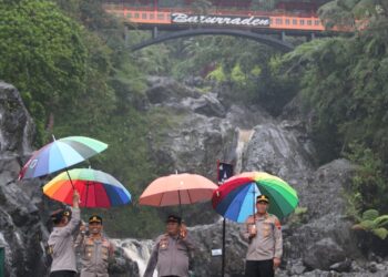 Polresta Banyumas Polda Jateng melakukan pengecekan tempat wisata air yang akan dijadikan destinasi wisata oleh masyarakat dalam rangka liburan hari raya Idul Fitri 1445 H. Kegiatan pengecekan ini dipimpin oleh Wakapolresta Banyumas AKBP Hendri Yulianto, SIK, MH, bersama jajaranya dengan menyasar sejumlah loka wisata air yang ada di wilayah Kabupaten Banyumas, Rabu (10/4/24).