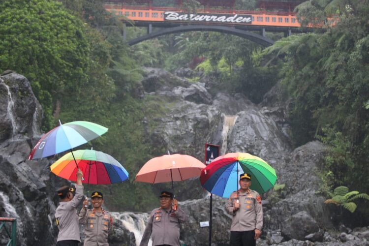 Polresta Banyumas Polda Jateng melakukan pengecekan tempat wisata air yang akan dijadikan destinasi wisata oleh masyarakat dalam rangka liburan hari raya Idul Fitri 1445 H. Kegiatan pengecekan ini dipimpin oleh Wakapolresta Banyumas AKBP Hendri Yulianto, SIK, MH, bersama jajaranya dengan menyasar sejumlah loka wisata air yang ada di wilayah Kabupaten Banyumas, Rabu (10/4/24).