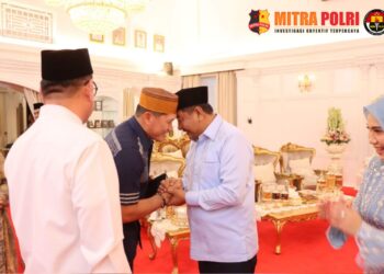 Kapolres Sidrap AKBP Erwin Syah, S.I.K.M.H didampingi oleh Ketua Bhayangkari Ny. Siska Erwin Syah bersama dengan Pj. Bupati Sidrap hadiri open house yang diselenggarakan oleh Penjabat (Pj) Gubernur Sulawesi Selatan. Kamis (11/04/24).
