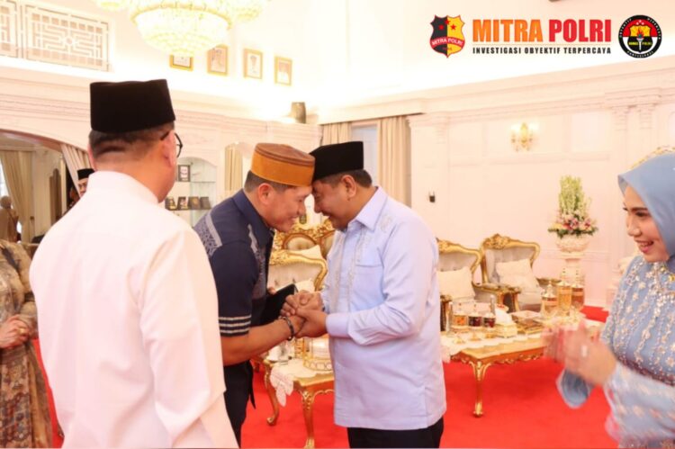 Kapolres Sidrap AKBP Erwin Syah, S.I.K.M.H didampingi oleh Ketua Bhayangkari Ny. Siska Erwin Syah bersama dengan Pj. Bupati Sidrap hadiri open house yang diselenggarakan oleh Penjabat (Pj) Gubernur Sulawesi Selatan. Kamis (11/04/24).