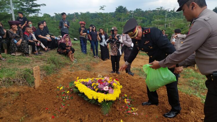 TABUR BUNGA: Kapolsek Delitua, Kompol Dedy Dharma menaburkan bunga ke pusaran Alm. Bripka Mahendra Putra Ginting di Pekuburan Muslim Simalingkar B, Kamis (11/4/2024). (Foto Dok/ Polsek Delta)