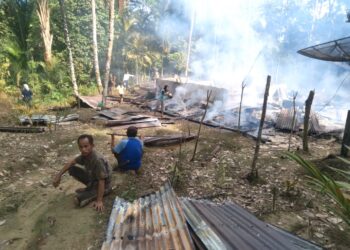 Sebuah kebakaran melanda rumah milik Taliami Waruwu di Dusun 4, Desa Ononamolo II, Kecamatan Mandrehe Utara, Kabupaten Nias Barat, pada kamis 11/04/2024.