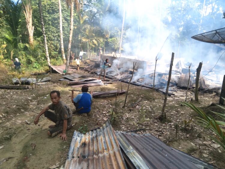 Sebuah kebakaran melanda rumah milik Taliami Waruwu di Dusun 4, Desa Ononamolo II, Kecamatan Mandrehe Utara, Kabupaten Nias Barat, pada kamis 11/04/2024.