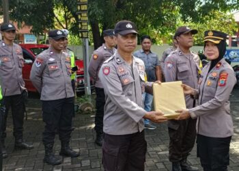 Sebuah penghargaan istimewa kepada dua anggota Bhabinkamtibmas yang telah menonjol dalam pelaksanaan tugas mereka. Penghargaan tersebut diserahkan langsung oleh Ibu Kapolsek, Kompol Emilda Sonu, sebagai bentuk penghargaan atas dedikasi dan kerja keras anggota