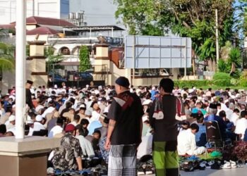 Polsek Sario mengambil langkah proaktif untuk memastikan keamanan dan kenyamanan saat umat Muslim merayakan Idul Fitri. Pada hari Rabu, tanggal 10 April 2024, di beberapa titik dalam wilayah hukumnya, Polsek Sario melaksanakan pengamanan menyeluruh dalam rangka kegiatan Sholat Idul Fitri 1 Syawal 1445 Hijriah.