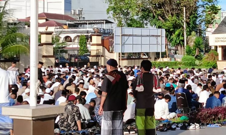 Polsek Sario mengambil langkah proaktif untuk memastikan keamanan dan kenyamanan saat umat Muslim merayakan Idul Fitri. Pada hari Rabu, tanggal 10 April 2024, di beberapa titik dalam wilayah hukumnya, Polsek Sario melaksanakan pengamanan menyeluruh dalam rangka kegiatan Sholat Idul Fitri 1 Syawal 1445 Hijriah.