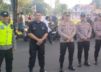 Kegiatan sholat yang berlangsung di berbagai tempat ibadah seperti masjid, kantor instansi pemerintah, dan lapangan terbuka di wilayah tersebut telah berjalan lancar berkat pengamanan yang dilakukan oleh Polsek Wenang sejak pukul 07.00 Wita, Rabu (10/4/2024).