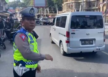 BERJAGA: Polisi berjaga mengantisipasi kemacetan arus lalu lintas di jalan wisata Danau Toba. (Foto Dok/Polda Sumut)